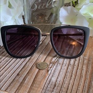 NEW QUAY French kiss sunglasses black/smoke